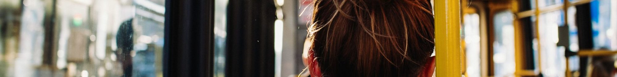 femme-assise-dans-le-bus-capture-par-derriere (1)